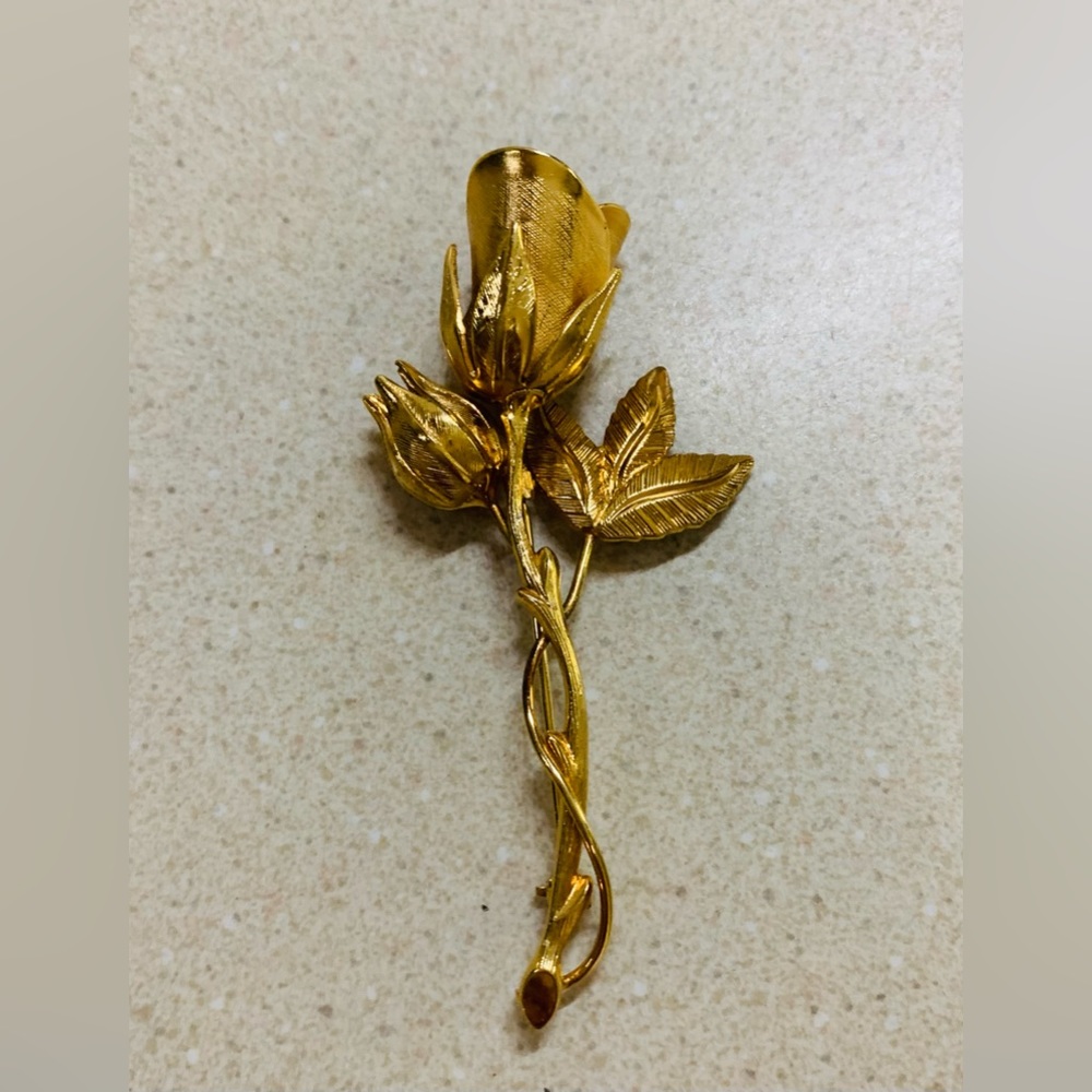 Rose Gold Tone Metal Vintage Pin 🌹